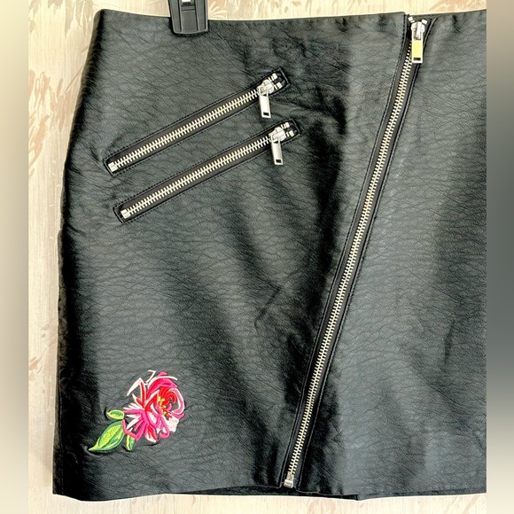 H&M Faux Leather Zipper Mini Skirt w Embroidered Flowers 12 - Picture 6 of 13